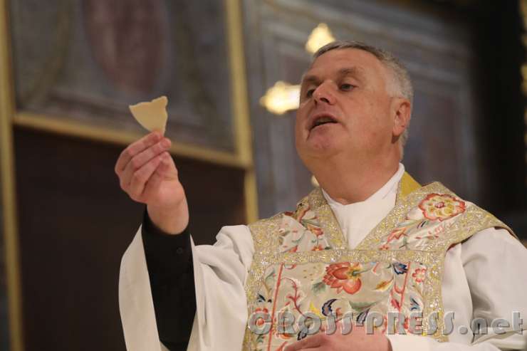 2016.11.06_11.12.18.JPG - Der Priester zeigt der Gemeinde die gebrochene Hostie: „Seht das Lamm Gottes, das die Sünde der Welt hinweg nimmt!“.