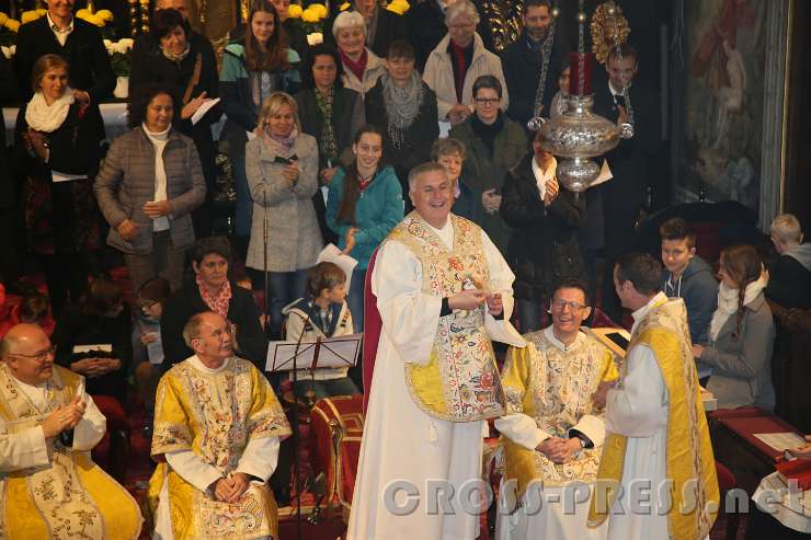 2016.11.06_11.28.06.jpg - Stiftspfarrer Prior P.Laurentius Resch überbringt dem Gast aus Passau ein Seitenstettner Kirtag-Lebkuchenherz.