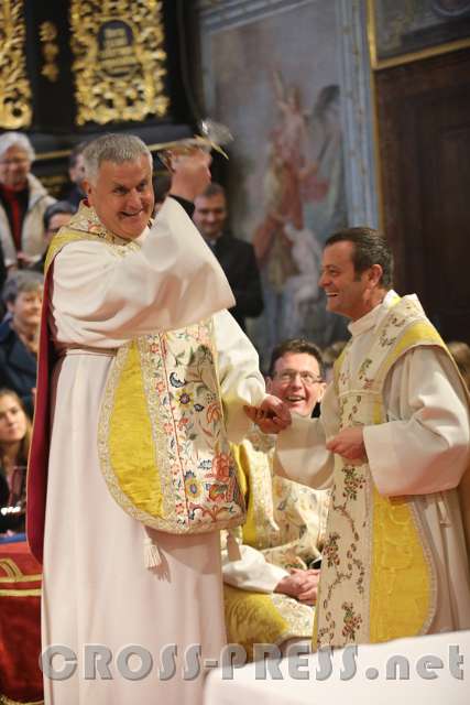 2016.11.06_11.28.09.JPG - Stiftspfarrer Prior P.Laurentius Resch überbringt dem Gast aus Passau ein Seitenstettner Kirtag-Lebkuchenherz.