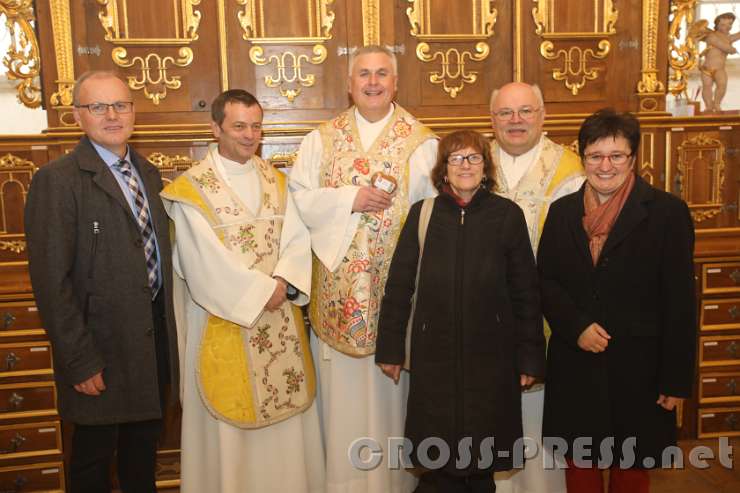 2016.11.06_11.39.07.JPG - In der Sakristei: Bürgermeister Johann Spreitzer, Stiftspfarrer Prior P.Laurentius Resch, Dompropst Michael Bär,  Abt Petrus Pilsinger (hinten, v.l.n.r.) sowie die beiden Religionslehrerinnen Anna Grossberger und Lucia Deinhofer.