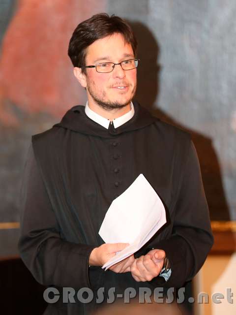 2016.11.06_20.05.29.JPG - Begrüßung durch von P.Florian Ehebruster, Organisator des Abends.