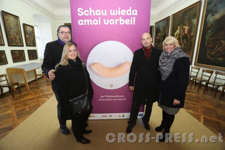 2016.11.29_14.17.17.JPG - Führung durch die Ausstellung mit Kurator Robert Leeb (links): " Viele Fragen der Arbeitswelt und des Unternehmertums werden hier angesprochen."