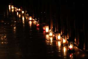 Rorate-Messe im Stift Seitenstetten Laternen im Kirchenschiff