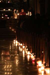Rorate-Messe im Stift Seitenstetten Laternen im Kirchenschiff