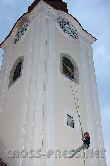 2009.06.05_20.51.18.jpg - "Ich h�ng' an meiner Kirche", demonstrierten nicht nur im �bertragenen Sinne die Jugendlichen am Turm der B�rgerspitalkirche in Waidhofen/Ybbs.