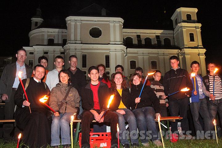 2009.06.05_23.42.56.jpg - P.Laurentius Resch f�hrte die Fu�wallfahrt auf den Sonntagberg unter dem Motto "F�r wen gehst du?" an.  Im Bild mit Mitarbeitern und Helfern (v.l.n.r.): Claudia Kerschbaumer (Leiterin des Jugendhauses Schacherhof), Johannes Bramauer und Judith Fuchslueger (Leiter des Jugenchores Ybbsitz) und Karin Handl (Schacherhof).