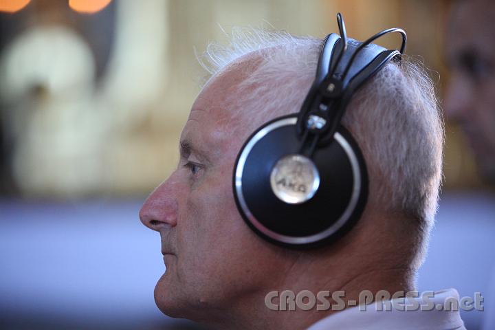 2011.09.10_17.25.28.jpg - Bernhard Grimm von der Technik - die Messe wurde live übertragen.