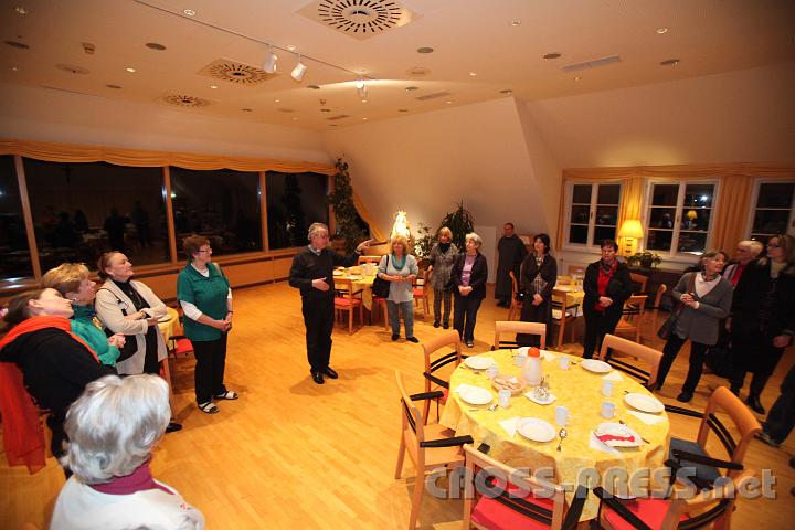 2012.03.05_19.44.22.jpg - Am Ende der Führung durch das Haus sind wir im Panoramasaal angelangt, der mit seiner großen Fensterfront dem Namen gerecht wird.