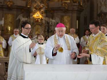 AltarWeihe mit Nuntius Zurbriggen