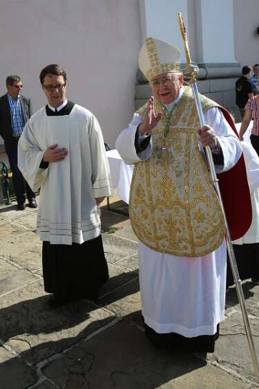 2014.06.15_09.21.33 Nuntius Erzbischof Stephan Zurbriggen segnet beim Einzug die Anwesenden.