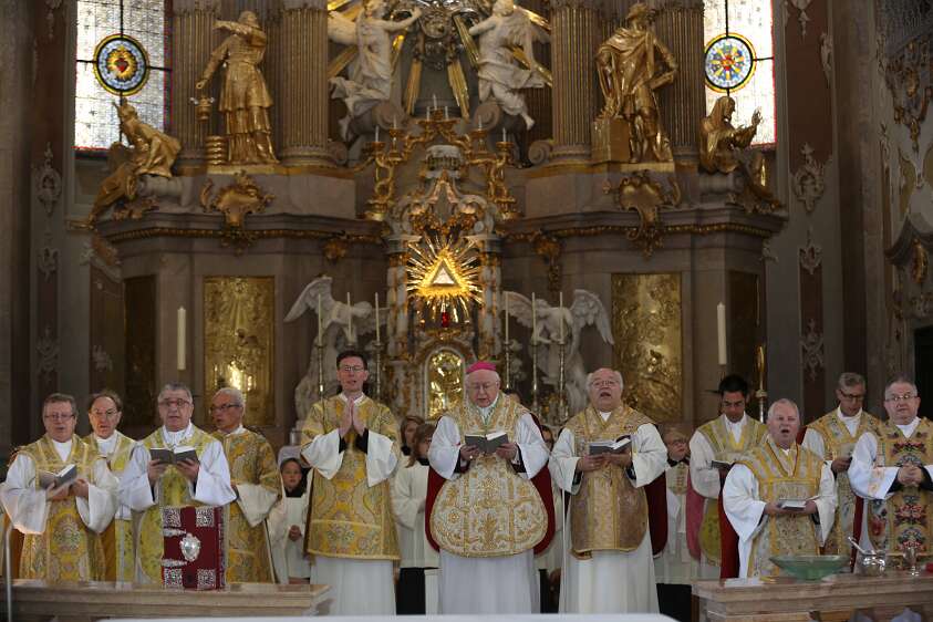 Altarweihe mit Nuntius Zurbriggen Dechant Herbert Döller, P.Ernst Strachwitz, P.Dominik Riegeler, Abt Petrus Pilsinger, P.Franz Hörmann und zahlreiche andere Priester zelebrieren die Festmesse...