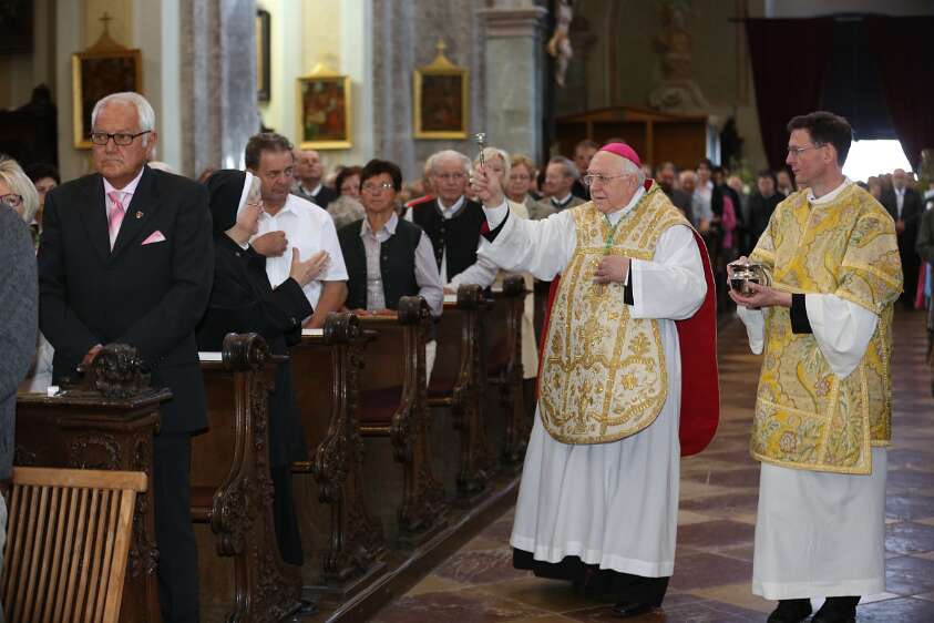 Altarweihe mit Nuntius Zurbriggen Schwester Maria von Radio Maria freut sich auf Weihwasser-Segen von Nuntius. :)