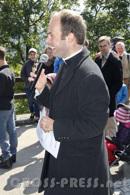 2015.09.06_14.13.18.JPG - Kaplan Christoph Weiss leitete den Wallfahrtszug.