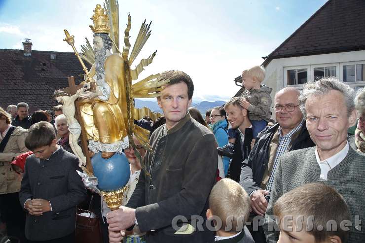 2015.09.06_14.21.29.JPG - Am Tragekreuz die Abbildung des Gnadenstuhls.