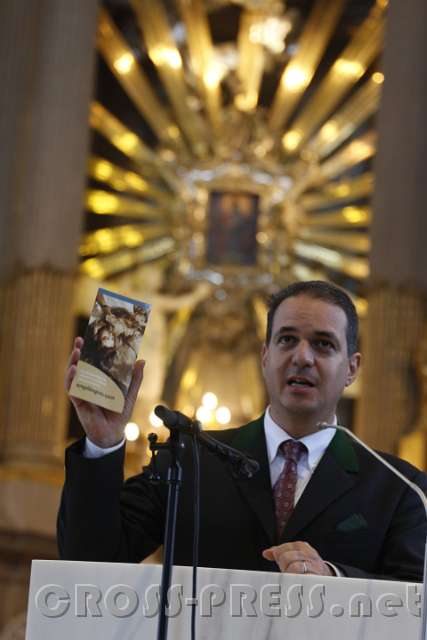 2015.09.06_16.27.08.JPG - Organisator Dr. Reinhard Pichler präsentiert Folder über NER und die Webseite empfängnis.com.