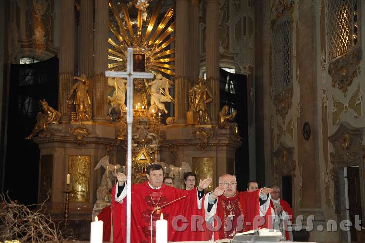 2016.05.16_11.16.26.JPG - Altabt Berthold und Abt Petrus rufen den Heiligen Geist über die Frimlinge.