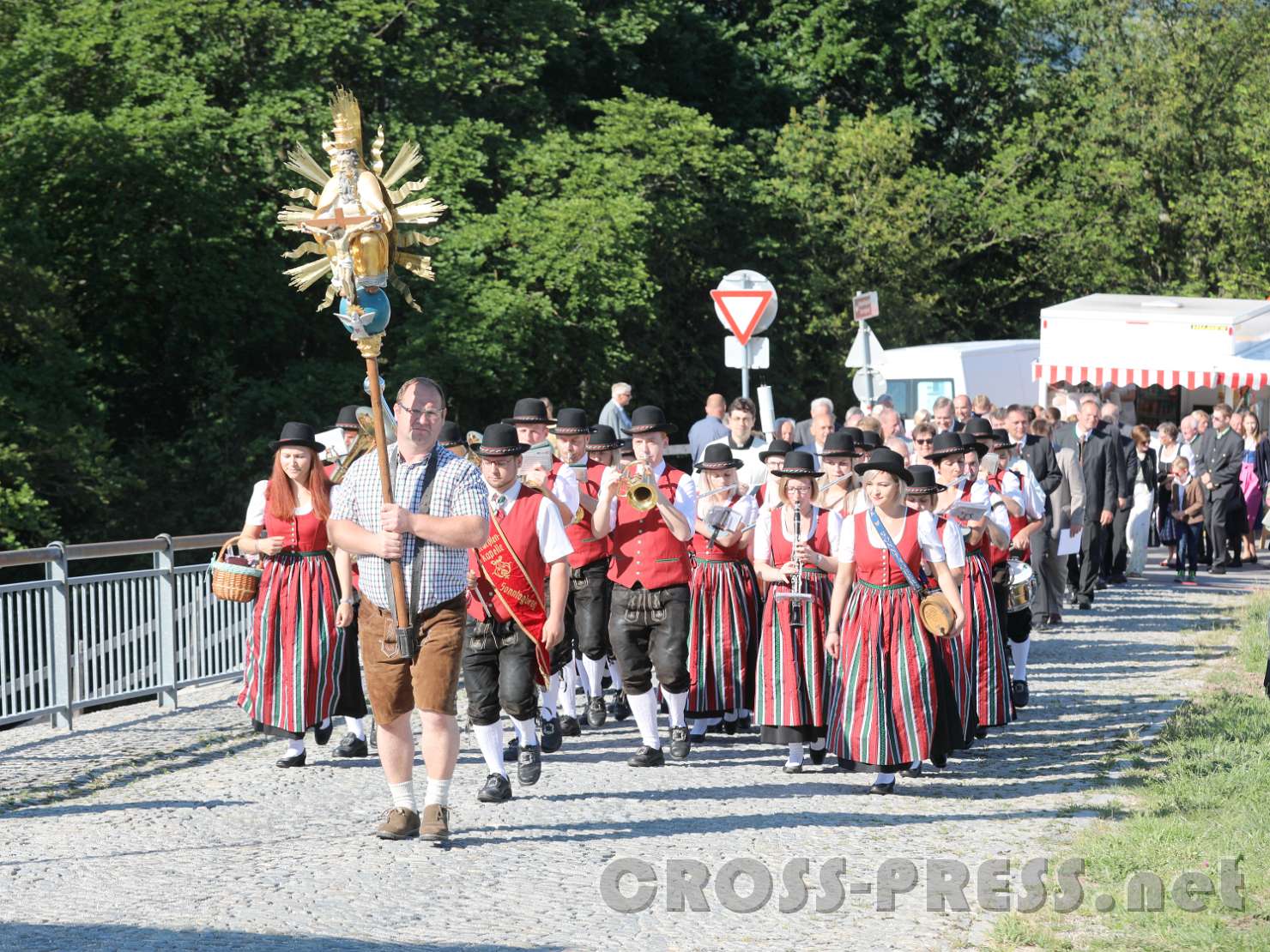 2017.06.11_08.54.37.jpg - Prozession von der neuen Kapelle zur Basilika mit Dreifaltigkeits-Vortragekreuz.