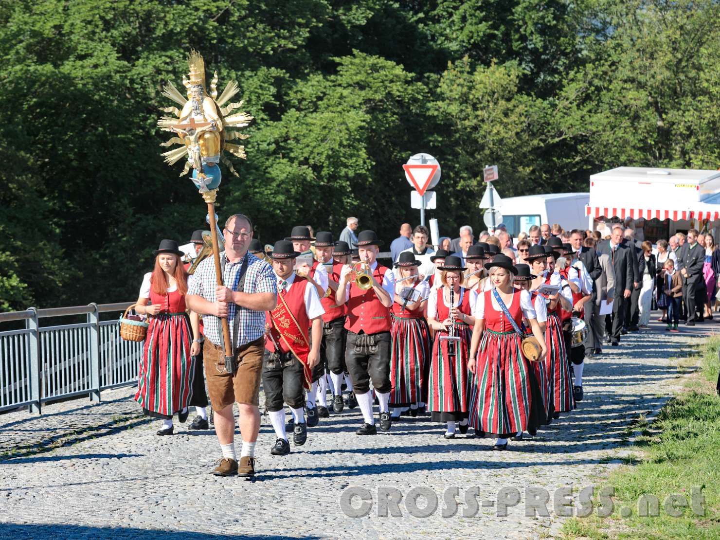 2017.06.11_08.54.37.jpg - Prozession von der neuen Kapelle zur Basilika mit Dreifaltigkeits-Vortragekreuz.