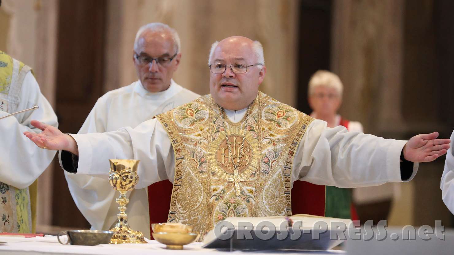 2017.06.11_10.12.41.jpg - Abt Petrus beim Friedensgruß.