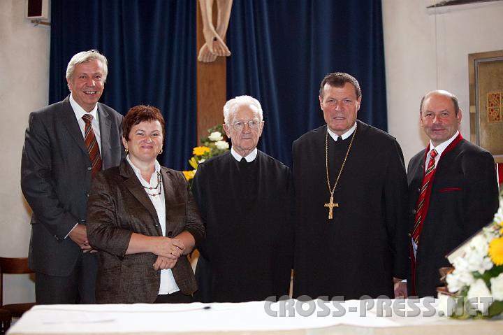 2008.09.14_10.33.10.JPG - "Diamantener Priester" Pfarrer Dr. Pater Pius Z�ttl (Mitte). Gratulanten von l.n.r.: Bgm. LAbg. Mag Johann Heuras, stv. Obfrau des Pfarrgemeinderates Andrea Krieger, Abt Mag. Berthold Heigl, St.Johanner Ortsvorsteher Franz Buchberger.