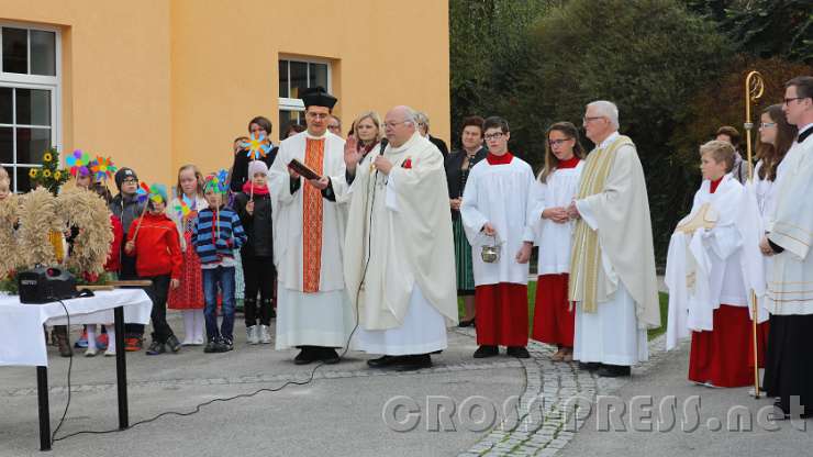 2016.10.16_09.08.36_00.JPG - Abt Petrus segnet die Erntedankkrone.
