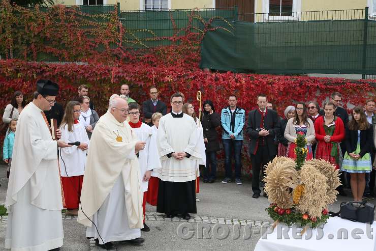 2016.10.16_09.08.43_00.JPG - Abt Petrus segnet die Erntedankkrone.