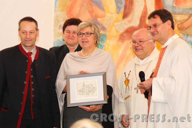 2016.10.16_10.33.30.JPG - Heidi Höllbacher bekam eine Radierung von P. Martin Mayrhofer für ihren Einsatz bei der Renovierung der Kirche.