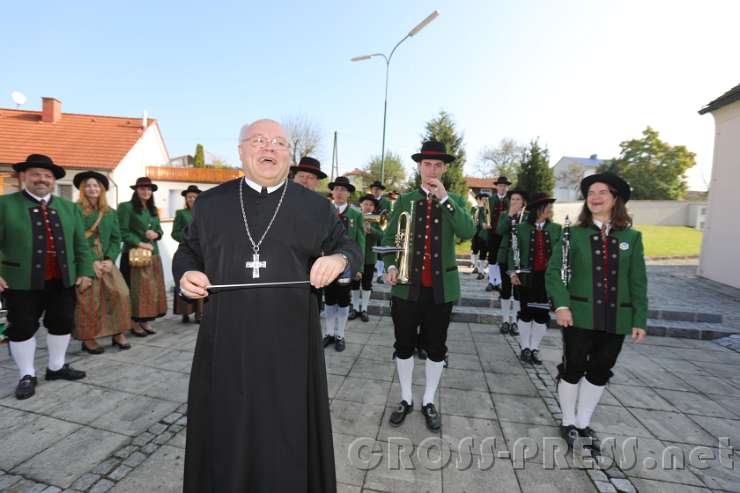 2016.10.16_11.33.09.JPG - Abt Petrus als Ehrendirigent.