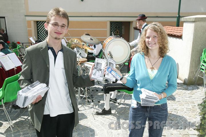 2008.07.27_10.46.35.JPG - Mitarbeiter des Senders "Radio Maria", der den Festgottesdienst �bertrug, verteilen Programmfolder.