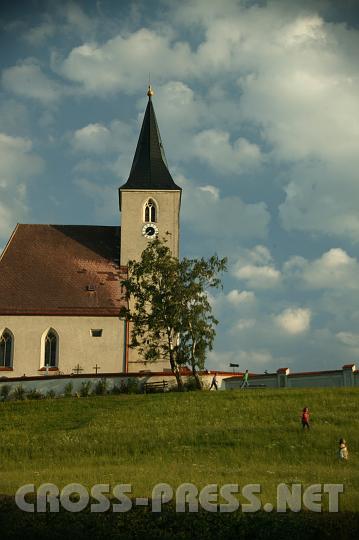 2003.07.11_19.41.51.JPG - Am Berg "Mons sancti Michaelis", wie es in alten Urkunden hei�t, steht das unauff�llige und doch liebliche Pfarrkirchlein.