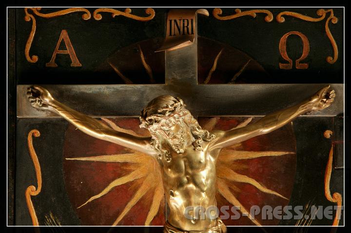 2004.10.05_12.55.57.JPG - Kruzifix auf der Tabernakelt�r