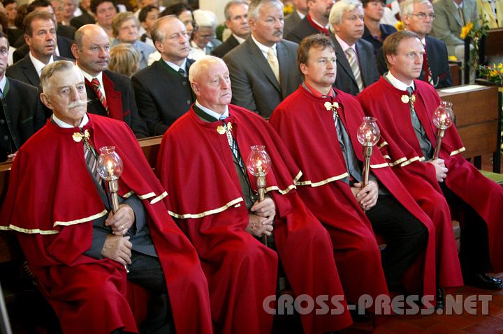 2008.07.27_10.24.00.JPG - In der ersten Reihe sitzen hier nicht etwa die Mitglieder eines Ritterordens, sondern die Windlichttr�ger.   Die alte Tradition des Windlichttragens ist in St.Michael erhalten geblieben.   Das "Amt" des Windlichttr�gers wird meistens vom Vater auf den Sohn weitergegeben.