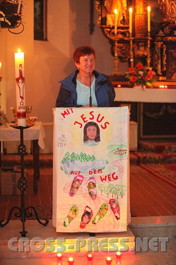 2010.05.28_23.16.22.jpg - Andrea Krieger vom Vorbereitungsteam k�ndigt die Verlegung der anschlie�ende Agape in den Pfarrhof an, da es w�hrend der Messe zu regnen begonnen hat.