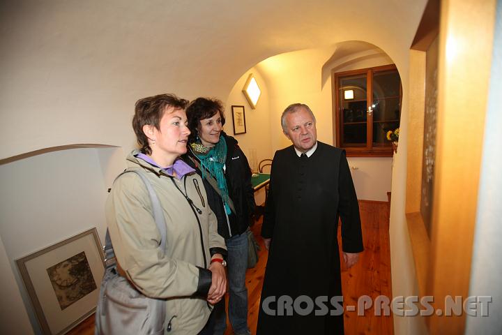 2010.05.29_00.21.48.jpg - P.Franz zeigt ein Gem�lde seines Zeichenprofessors.