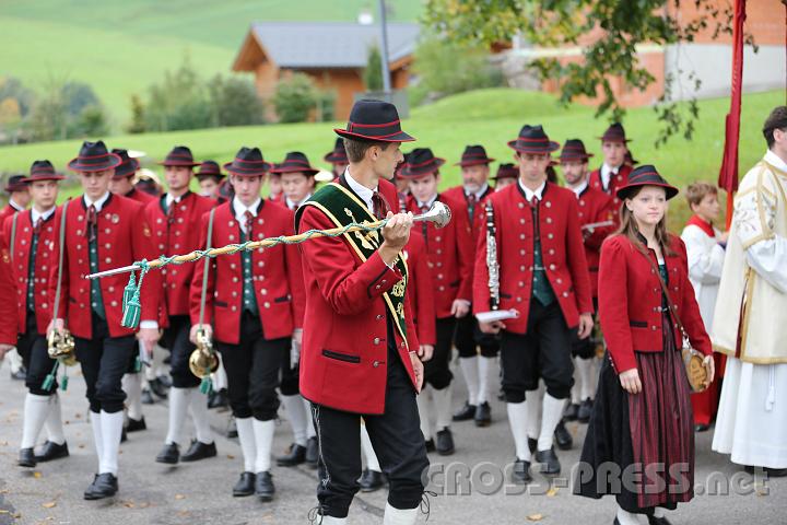 2012.10.07_08.37.16.jpg - Eduard Gassner dirigiert die Musikkapelle.