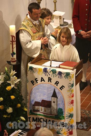 2012.10.07_09.32.12_01.jpg - Auch das Fürbittenlesen gehört manchmal zum Ministrantendienst.