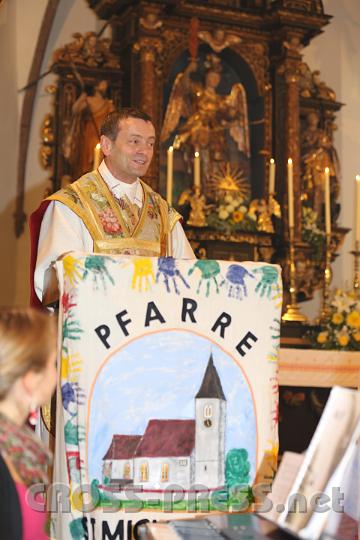 2012.10.07_10.13.26_01.jpg - Pfarrer P.Laurentius Resch kündigte überraschend die Ehrungen an.