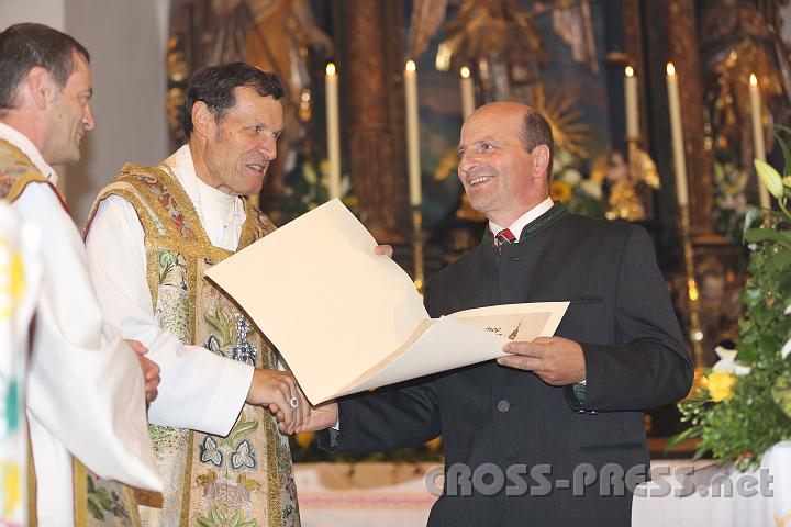 2012.10.07_10.19.38.jpg - Geehrt von Bischof Küng: Urkunde "Dank und Anerkennung" für Josef Streißlberger, überreicht durch Abt Berthold Heigl und Pfarrer P.Laurentius Resch.