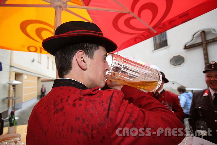 2012.10.07_11.58.18.jpg - Nach getaner Arbeit (erschwerter Einsatz bei Regen) genehmigt sich Georg Dobersberger ein Maß Bier.