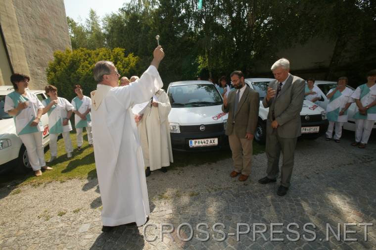 06.06.25_021 Pfarrer Anton Schuh segnet Fahrzeuge und Anwesende.