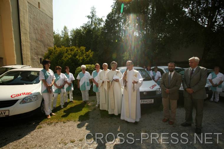 06.06.25_023 Nachdem Pfarrer Schuh den Segen erteilt hat, bekam er auch selbst einen Lichtsegen von oben.  :)