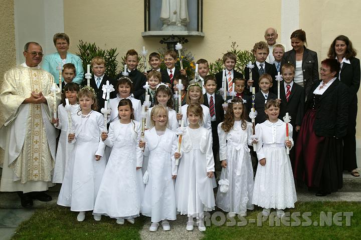 2008.05.18_10.19.26.JPG - Unter dem Motto "Jesus sagt: ?Ich bin das Licht der Welt!'" empfingen am 18. Mai in St. Peter/Au 25 Kinder das Sakrament der Erstkommunion. Foto, v.l.n.r.: Pfarrer Anton Schuh; Anna Laaber, Religionslehrerin; Monsignore Alois Sallinger, Altpfarrer; Regina Piwonka, Klassenlehrerin der 2b; Gertraude Wieser und  Daniela �belbacher, Klassenlehrerin der 2a und deren Vertreterin.
