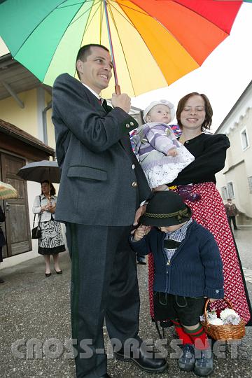 2008.05.22_08.49.12.JPG - Vor dem Regen braucht man keine Angst zu haben mit so einem Regenbogen-Regenschirm ... nur noch vor glatzk�pfigen Fotografen.  ;)
