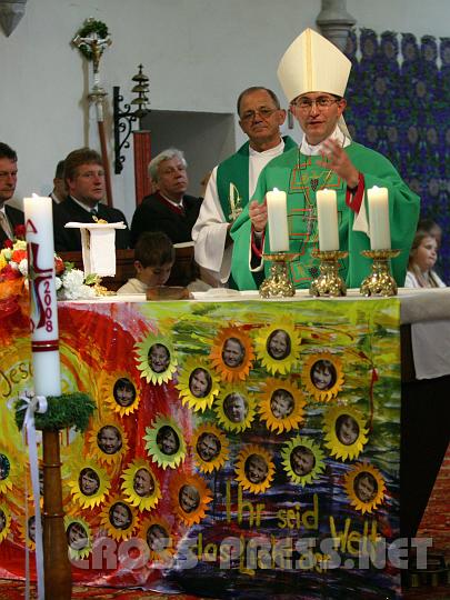 2008.05.25_10.14.59.JPG - Herr Weihbischof ist sehr freundlich und Geduldig mit der Presse.  Hier begr��t er sogar einen Paparazzo.  ;)