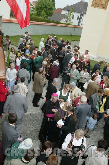 2008.05.25_10.46.03.JPG - Nach der Visitationsmesse war f�r alle eine Agape am Kirchplatz vorbereitet, wo sich Bischof Leichtfried reichlich Zeit nahm, mit vielen Menschen pers�nliche Gespr�che zu f�hren.