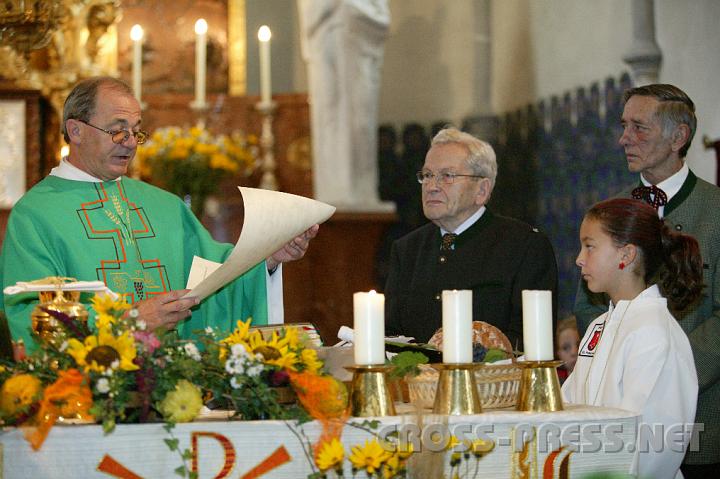 2008.09.28_09.59.38.JPG - Ehrung von Herrn Johann Steinbichler. Pfarrer Schuh verliest einen Zeitungsausschnitt �ber seinen Vater, der ebenfalls - wie auch der Gro�vater - das Amt des Vorbeters aus�bte.