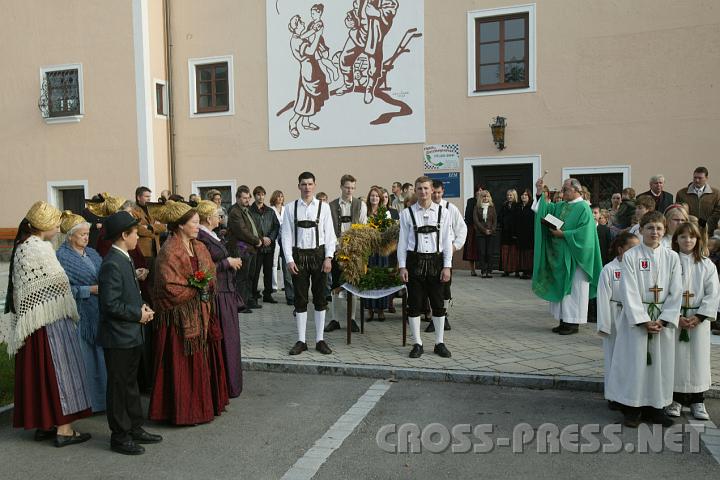 2008.09.28_08.54.34.JPG - Beginn der Prozession vor der ehemal. Bezirksbauernkammer.