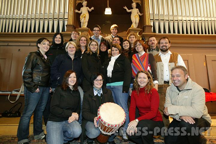 2008.10.19_10.00.47.JPG - Chor "Querf�dein" nach der Gestaltung der hl. Messe mit Weltmusik.  Leiterin Mag. Margit Ziervogel (3. v.l.).