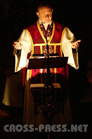 2008.12.20_06.39.22.JPG - Eine leuchtende Erscheinung verk�ndet die Frohe Botschaft vom Mensch werdenden Gott: unser Pfarrer Anton Schuh.
