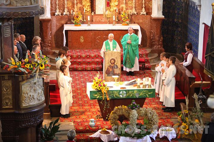 2009.09.27_09.14.09.jpg - Zum Erntedank-Fest wird die Pfarrkirche mit herbstlichen Blumen herrlich geschm�ckt, die geernteten Fr�chte sowie Brot und Most werden als Gaben zum Altar gebracht.